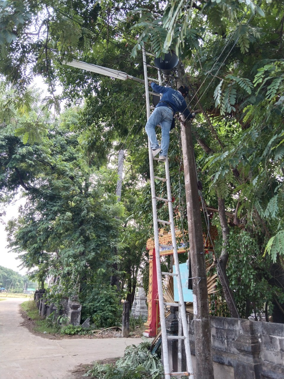 ซ่อมแซมไฟฟ้าส่องสว่างสาธารณะ บ้านน้ำเกลี้ยง หมู่ที่ 2 และบ้านนานาล หมู่ 9 
